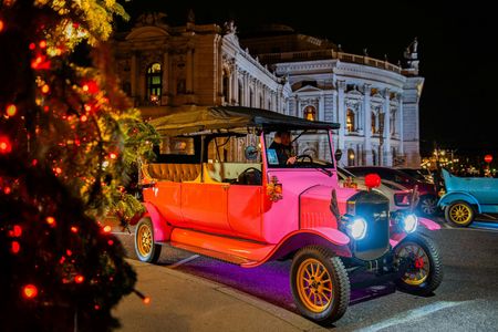 Tour of three Christmas markets in Vienna in an electric classic car