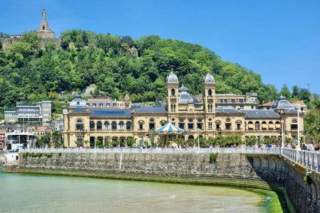 San Sebastián highlights coastal and historic walking tour