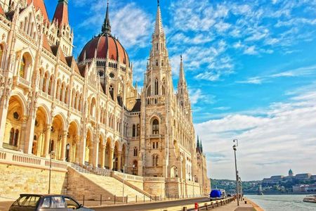 Discover Budapest on a guided tour with a local