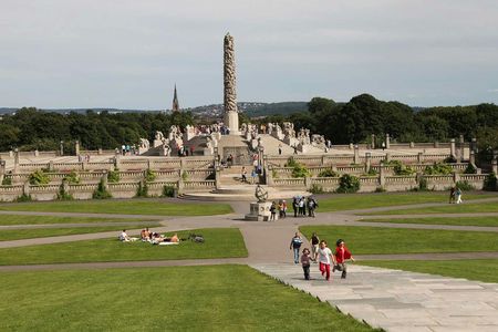 Discover photogenic spots in Oslo's Vigeland Park with a local