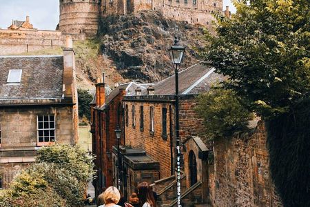 Art and culture walk of Edinburgh with a local