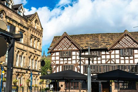 Art and culture walk of Manchester with a local