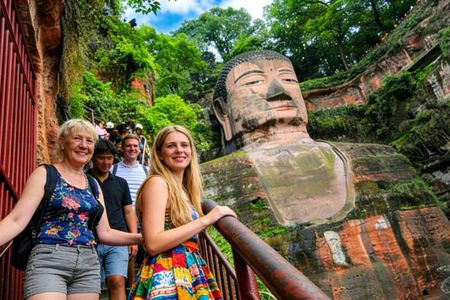 Private tour to the Leshan Giant Buddha with lunch and boat ride