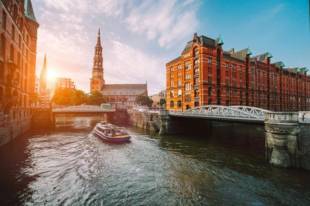 Hamburg pass with cruise, guided tour and audio guides