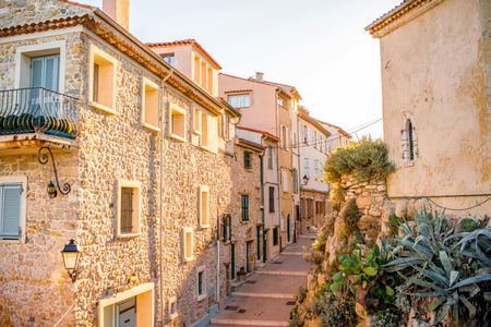 Discover Antibes in 1 hour with a local