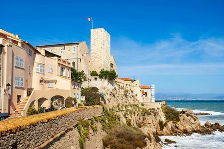 Antibes 2-hour introductory walking tour with a local