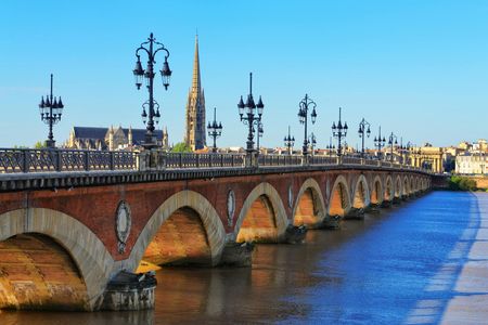90-minute guided tour around Bordeaux with a local guide
