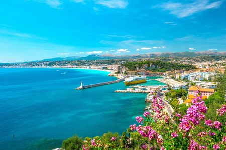 Guided tour around Nice's iconic landmarks with a local