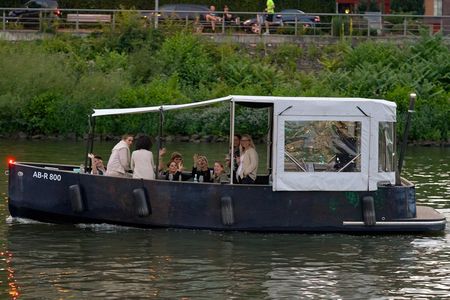 Private boat tour for up to 18 people in Frankfurt with skyline view