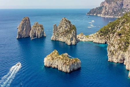 2-hour private boat tour around Capri