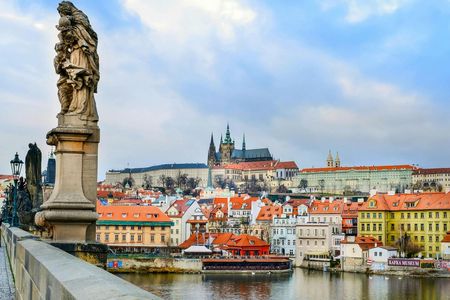Prague sightseeing bus tour and guided castle walk
