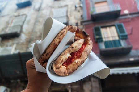 2-hour guided walking food tour in Naples