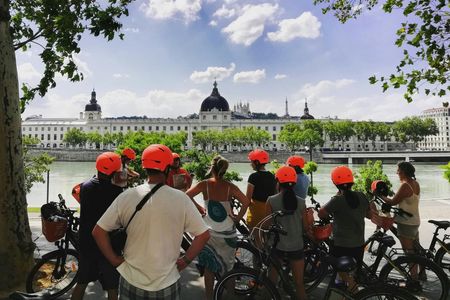 4-hour Electric bike tour in Lyon with food tasting