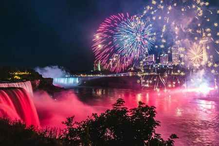 Niagara Falls evening walking tour with dinner and illumination