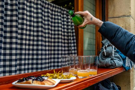 Bilbao Food Tour with Pintxos & Drinks with a Local
