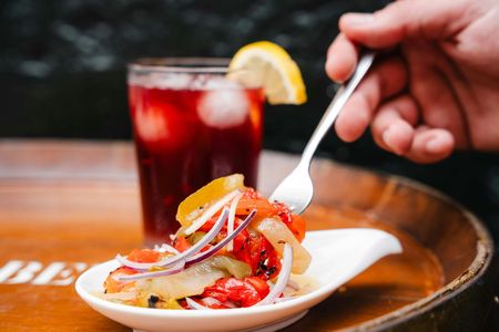 Tapas and wine self-guided tour in Cádiz