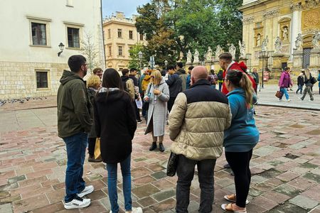 Krakow Old Town Short Walking Tour with St. Mary's Basilica Entrance