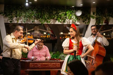 4 Course Dinner cruise with Operetta and Folk show