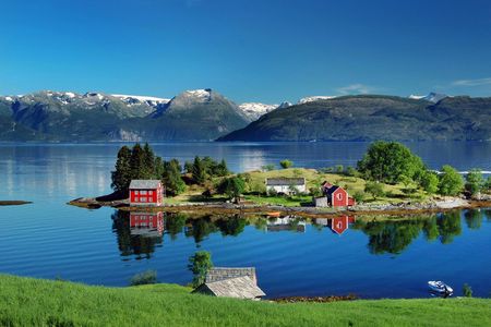 Hardangerfjord and waterfalls guided tour with lunch