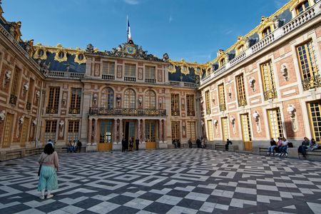 Palace of Versailles and the Trianon with transportation from Paris