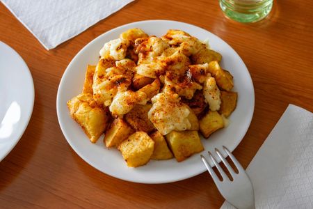 Palma de Mallorca food tour with tapas and drinks at 4 local stops