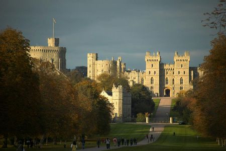 Stonehenge and Windsor Castle guided tour from London