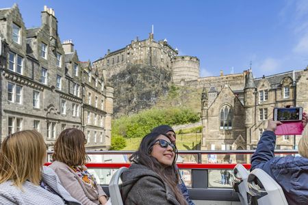 Old town walking tour and hop-on hop-off bus in Edinburgh