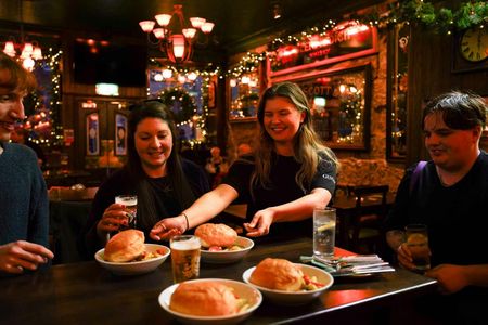 Old town food and drinks guided tour in Edinburgh