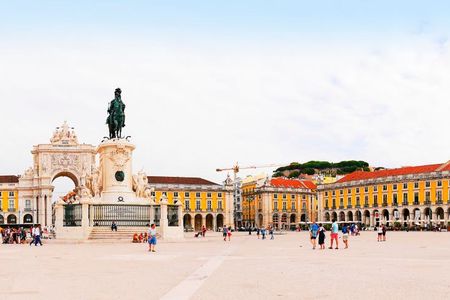 Hop-on hop-off bus tour tickets for Lisbon's main avenues and historical quarter