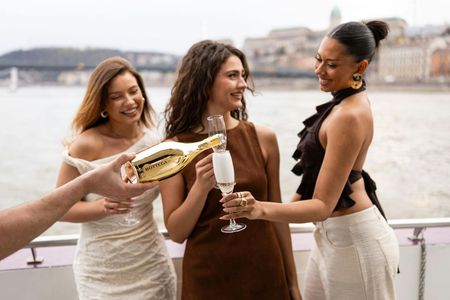 Danube river cruise with unlimited prosecco in Budapest
