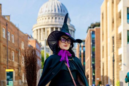 London witches and history walking tour