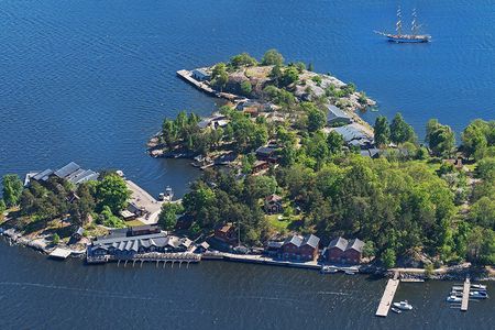 Stockholm archipelago 105-minute boat tour with guide