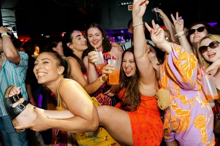 Guided nightlife tour in Cascais with VIP nightclub entry