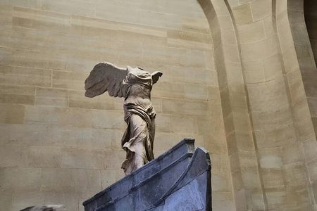 Louvre Museum's iconic artworks small group guided tour in English