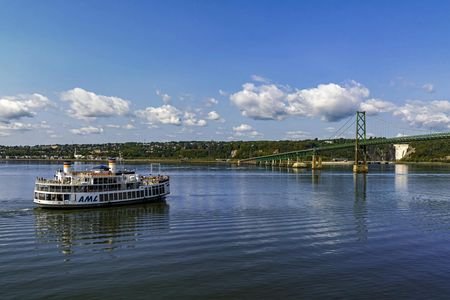 Guided river cruise tour in Quebec with lunch