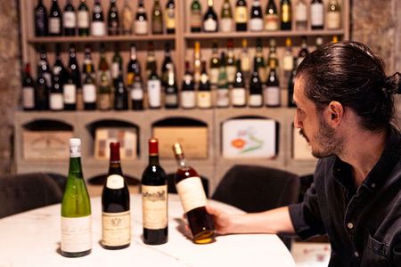 Vintage wine tasting with an oenology expert in Paris