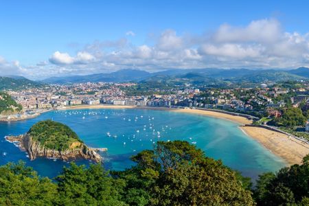 Walking tour of San Sebastián with aquarium tickets