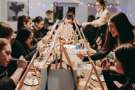 Kraków sip and paint workshop with unlimited wine and prosecco