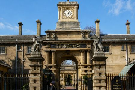 The Royal Mews at Buckingham Palace ticket, city audio guide and eSIM
