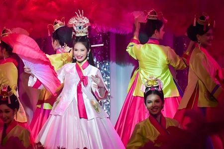 Bangkok evening cabaret show with music and dance