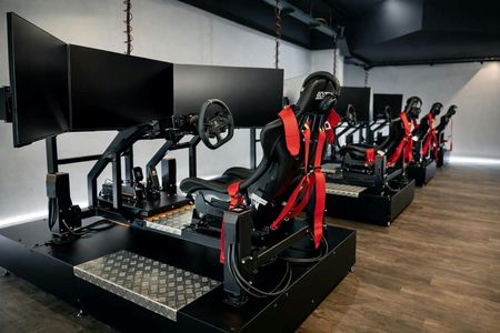 Motion racing simulator experience at Simudrom in Vienna