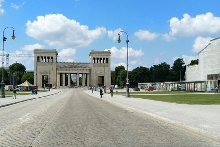 Munich's private sightseeing guided tour by limousine