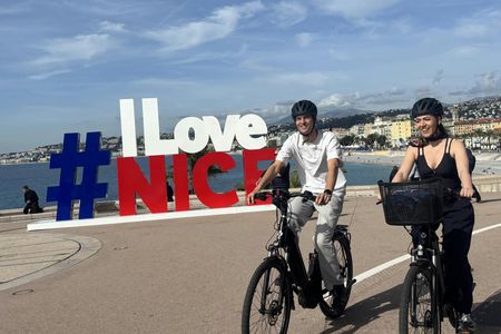 Guided bike tour along Nice's iconic landmarks