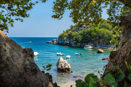 Boat tour to Damouchari and Blue Caves of Veneto from Agiokampos