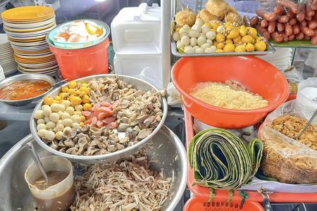 Ho Chi Minh City food tour with live music experience