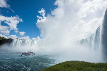 Niagara Falls boat cruise and guided highlights tour