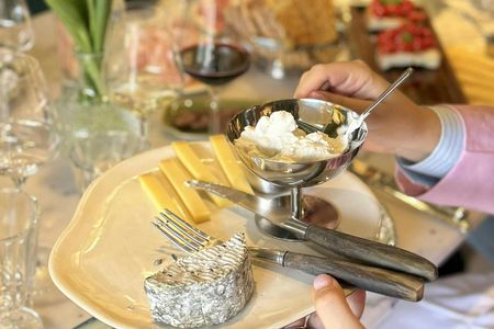 Wine tasting with local food pairings and vinyl music in Sorrento