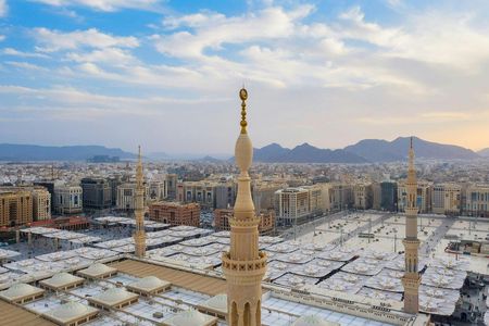 Medina guided walking tour with Seven Mosques and Qiblatayn