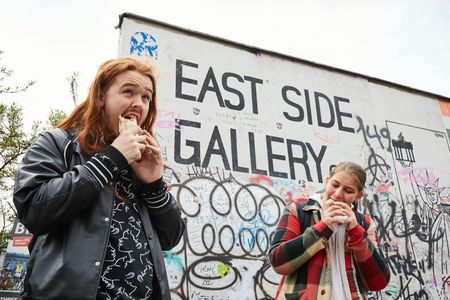 Food and history guided walking tour in East Berlin