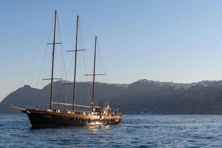 Santorini volcano sightseeing tour